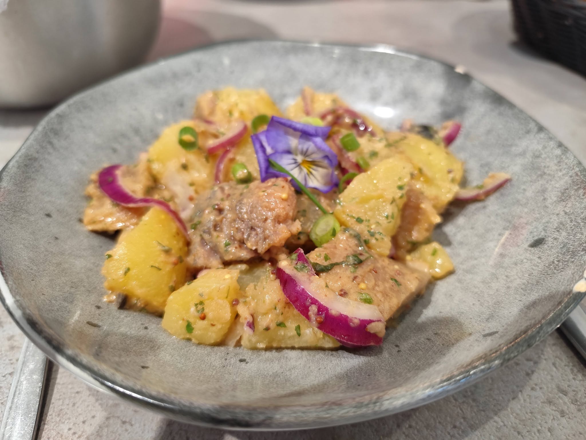 Échine de porc confite, sauce moutarde à l’ancienne et pommes de terre rôties — Auberge de la Vanne